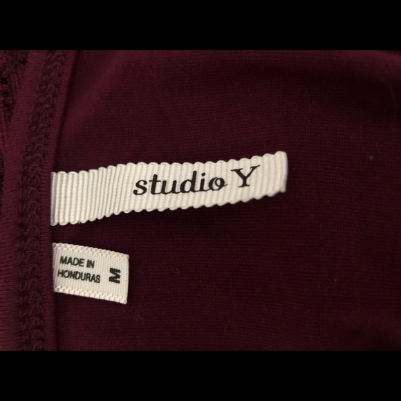 😁 Maroon tank top with lace on top and bottom - Picture 3 of 4